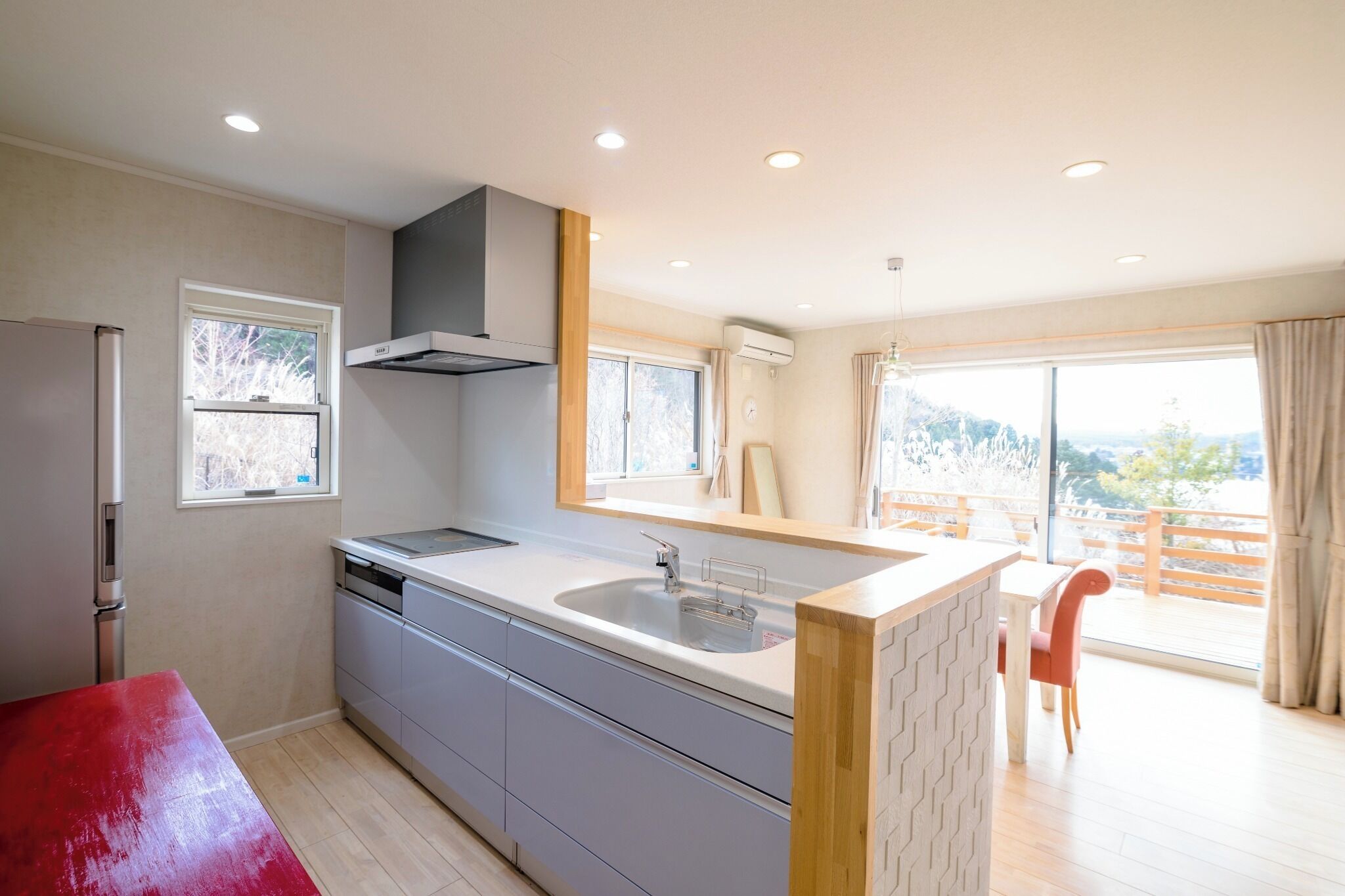 Réfrigérateur, micro-ondes, plaque de cuisson