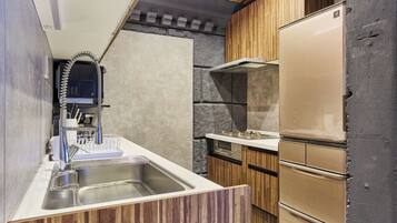 Fridge, microwave, stovetop, cookware/dishes/utensils