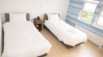 6 bedrooms, desk, iron/ironing board, free WiFi