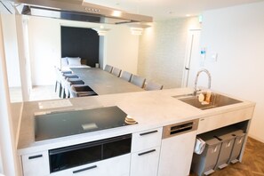 Jääkaappi, mikroaaltouuni, liesi, keittoastiat/astiat/ruokailuvälineet