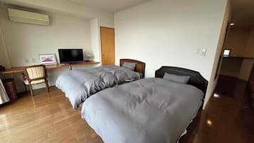 Escritorio, tabla de planchar con plancha, wifi gratis y ropa de cama