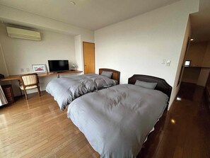 Escritorio, tabla de planchar con plancha, wifi gratis y ropa de cama