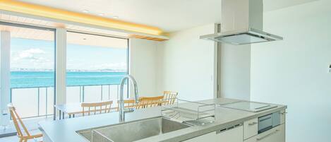 Refrigerador, microondas, parrilla de estufa y utensilios de cocina