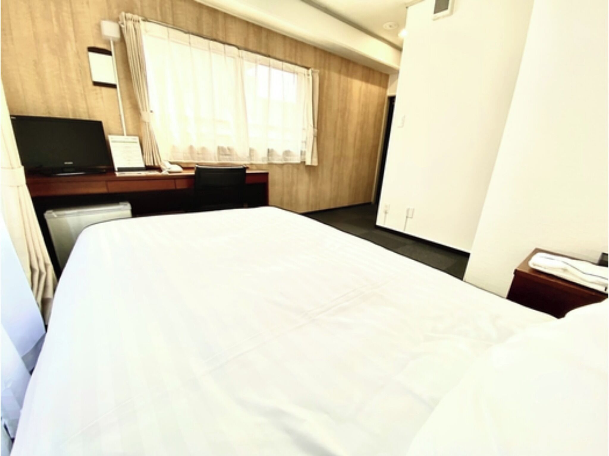 Escritorio, wifi gratis, ropa de cama