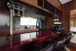 Kühlschrank, Mikrowelle, Herdplatte, Kochgeschirr/Geschirr/Besteck