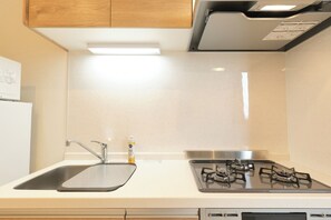 Réfrigérateur, four à micro-ondes, surface de cuisson