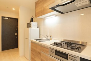 Kühlschrank, Mikrowelle, Herdplatte, Kochgeschirr/Geschirr/Besteck