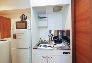 Kylskåp, mikrovågsugn, spish äll och grytor/köksredskap