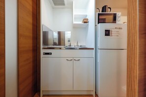 Kühlschrank, Mikrowelle, Herdplatte, Kochgeschirr/Geschirr/Besteck