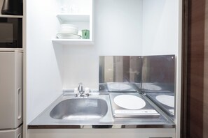 Kühlschrank, Mikrowelle, Herdplatte, Kochgeschirr/Geschirr/Besteck