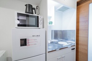 Réfrigérateur, four à micro-ondes, surface de cuisson