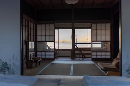 4 bedrooms, desk, WiFi (free), bed sheets