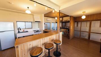 Kylskåp, mikrovågsugn, spishäll och grytor/köksredskap