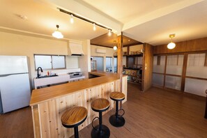 Kylskåp, mikrovågsugn, spishäll och grytor/köksredskap