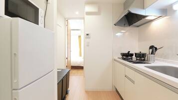 Kjøleskap, mikrobølgeovn, kokeplater og kjøkkenutstyr