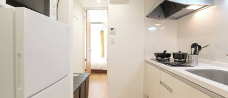 Réfrigérateur, micro-ondes, plaque de cuisson