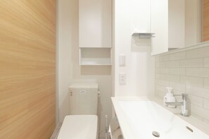 Sèche-cheveux, serviettes fournies