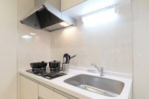Refrigerador, microondas, parrilla de estufa y utensilios de cocina