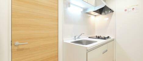 Refrigerador, microondas, parrilla de estufa y utensilios de cocina