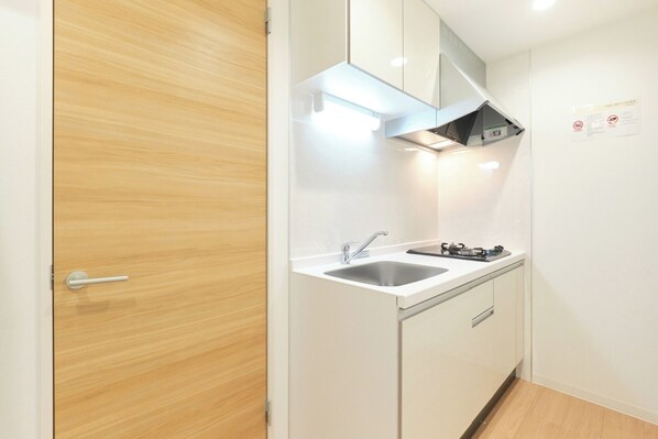 Køleskab, mikrobølgeovn, kogeplade, køkkentøj/tallerkener/redskaber