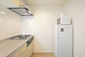 Fridge, microwave, stovetop, cookware/dishes/utensils