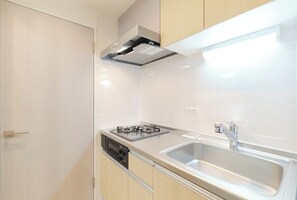 Kühlschrank, Mikrowelle, Herdplatte, Kochgeschirr/Geschirr/Besteck