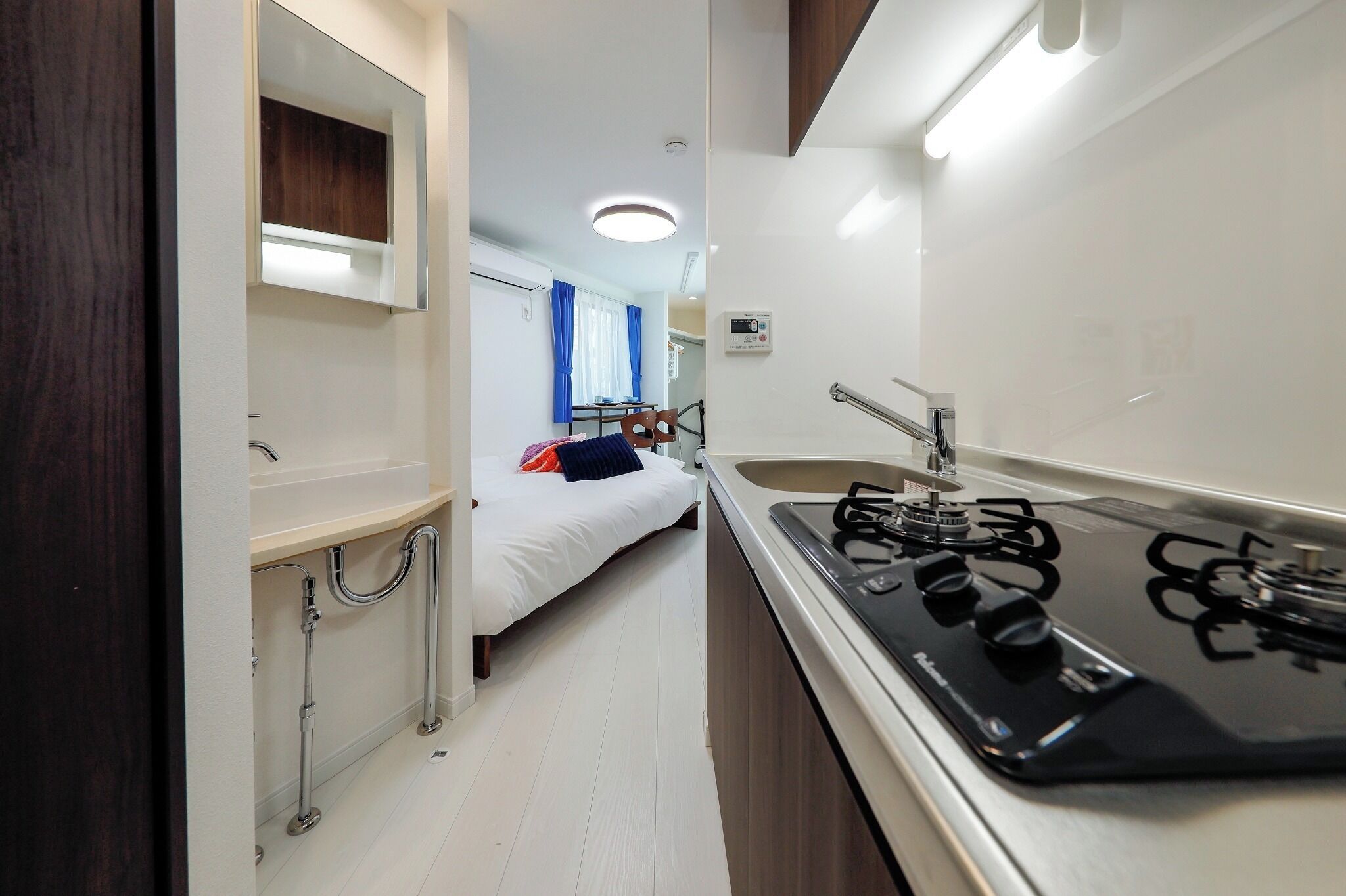 Kühlschrank, Mikrowelle, Herdplatte, Kochgeschirr/Geschirr/Besteck