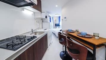 Fridge, microwave, stovetop, cookware/dishes/utensils