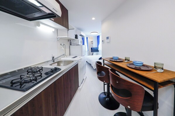 Fridge, microwave, stovetop, cookware/dishes/utensils