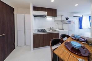 Fridge, microwave, stovetop, cookware/dishes/utensils