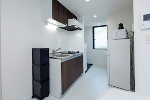 Fridge, microwave, stovetop, cookware/dishes/utensils