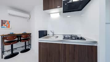 Fridge, microwave, stovetop, cookware/dishes/utensils