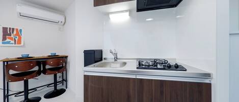 Refrigerador, microondas, parrilla de estufa y utensilios de cocina