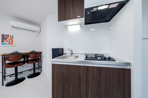 冰箱、微波炉、炉灶、厨具/餐具