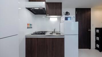 Fridge, microwave, stovetop, cookware/dishes/utensils