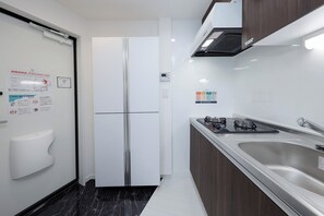 Réfrigérateur, four à micro-ondes, surface de cuisson
