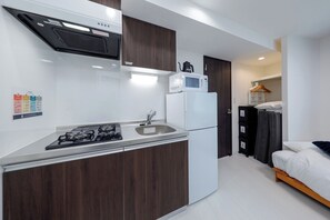 Refrigerador, microondas, placa de cocina, utensilios de cocina