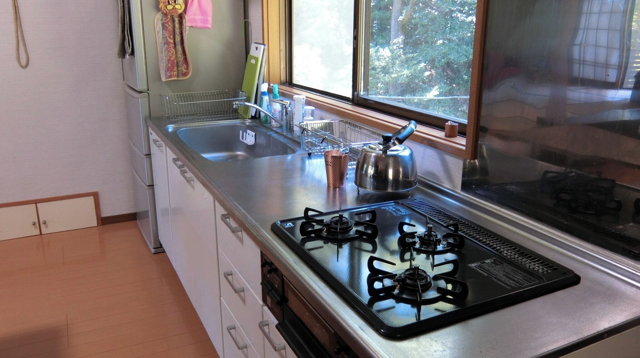 Kylskåp, mikrovågsugn, spishäll och grytor/köksredskap