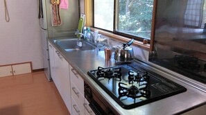 Réfrigérateur, micro-ondes, plaque de cuisson