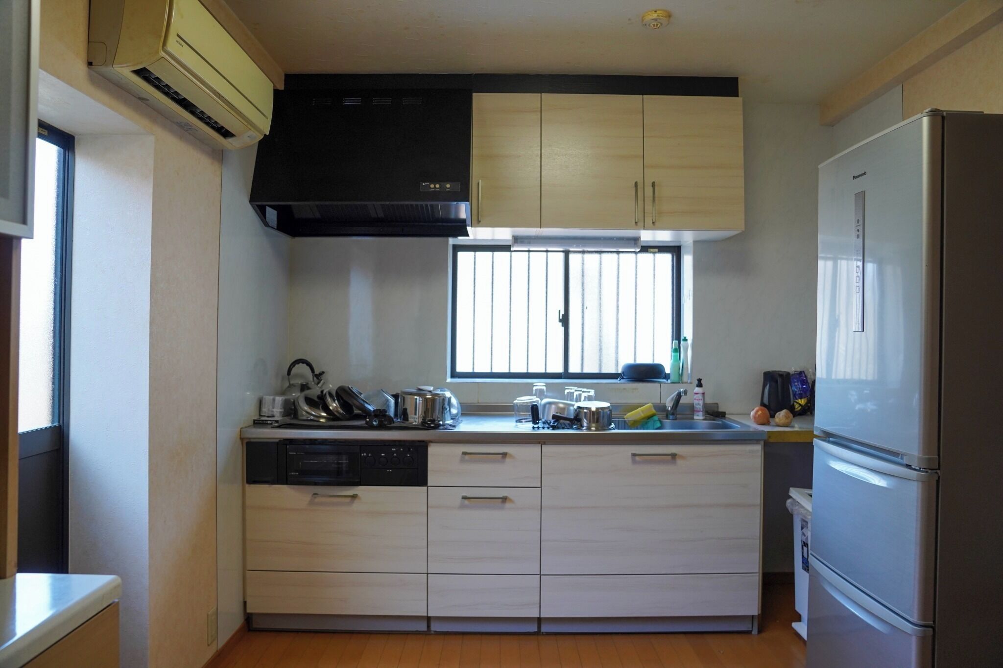 Kylskåp, mikrovågsugn, spishäll och grytor/köksredskap