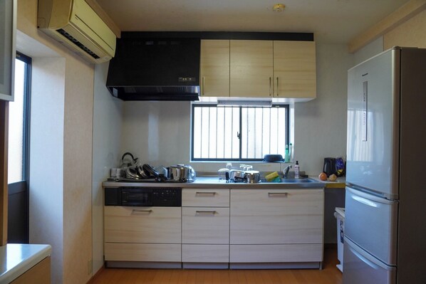 Refrigerador, microondas, placa de cocina, utensilios de cocina