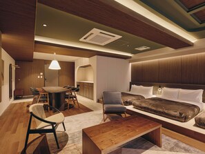 A modern hotel room with a large bed, a dining area, and a kitchenette. - illi Eme Tokyo-Toranomon (Tokyo)