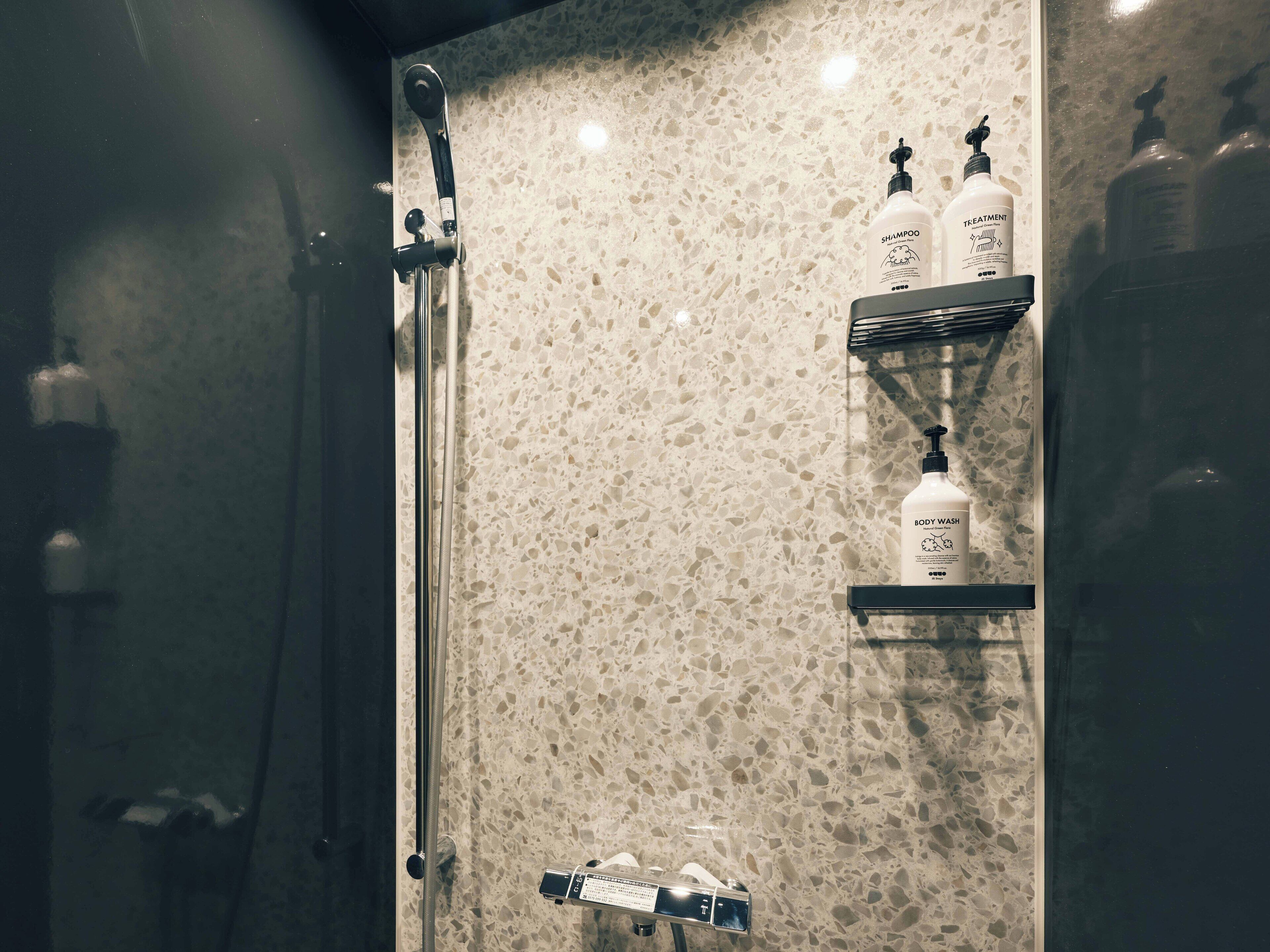 淋浴设施、吹风机、毛巾、洗发水