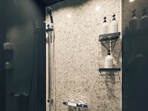 Doccia, asciugacapelli, asciugamani, shampoo