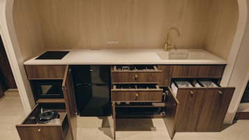 Studiosuite – deluxe | Eget kjøkken | Kjøleskap, mikrobølgeovn, kokeplater og kjøkkenutstyr