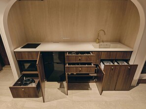 Suite studio Deluxe | Cuisine privée | Réfrigérateur, four à micro-ondes, surface de cuisson