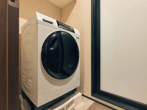 Doccia, asciugacapelli, asciugamani, shampoo