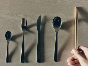 Tủ lạnh, lò vi sóng, bếp nấu, dụng cụ nấu nướng/bát dĩa/dao nĩa 