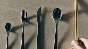 Frigorifero, microonde, piano cottura, pentole/stoviglie/utensili