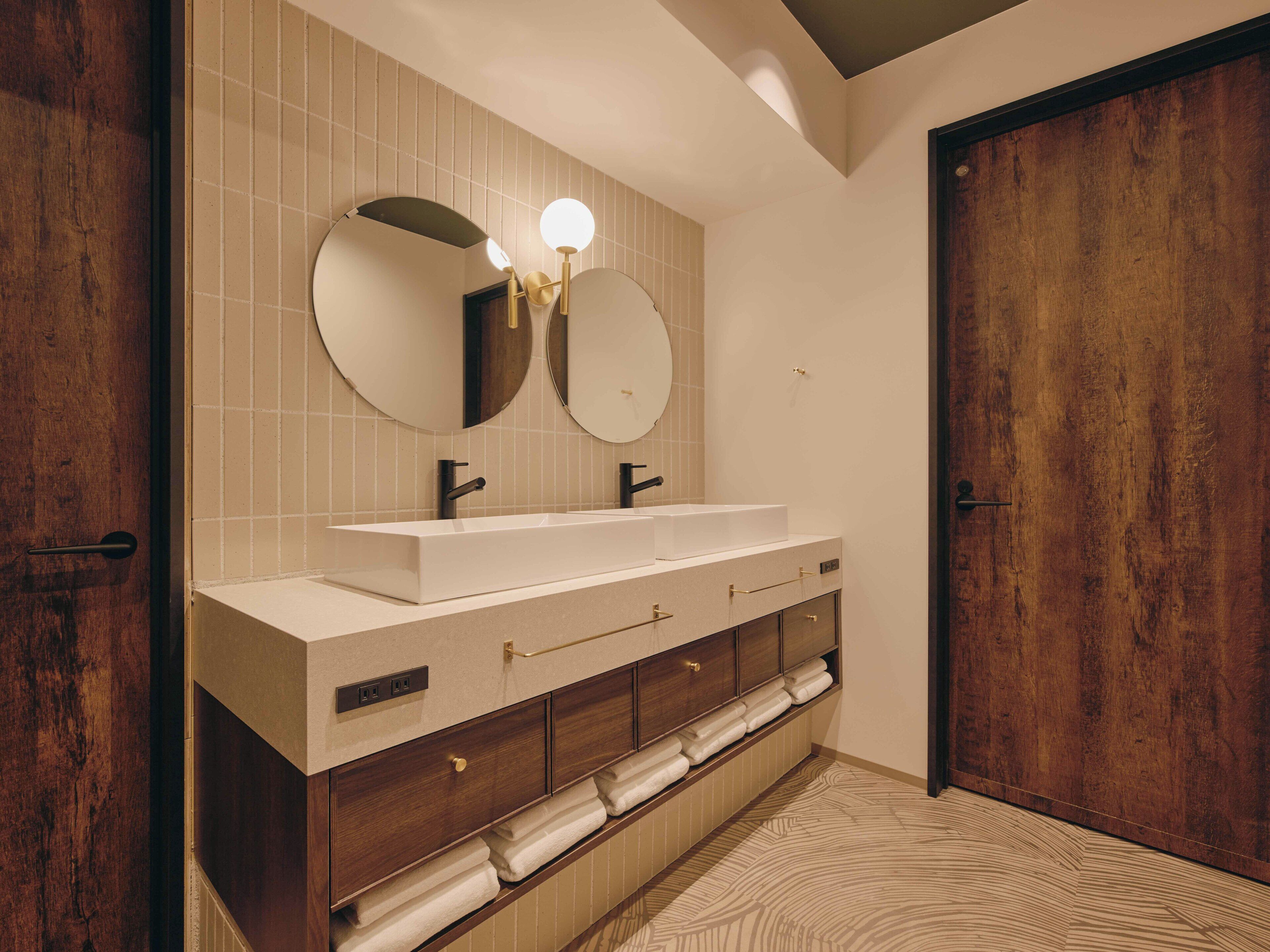 Suite estudio Deluxe | Baño | Regadera, secadora de cabello, toallas, shampoo 